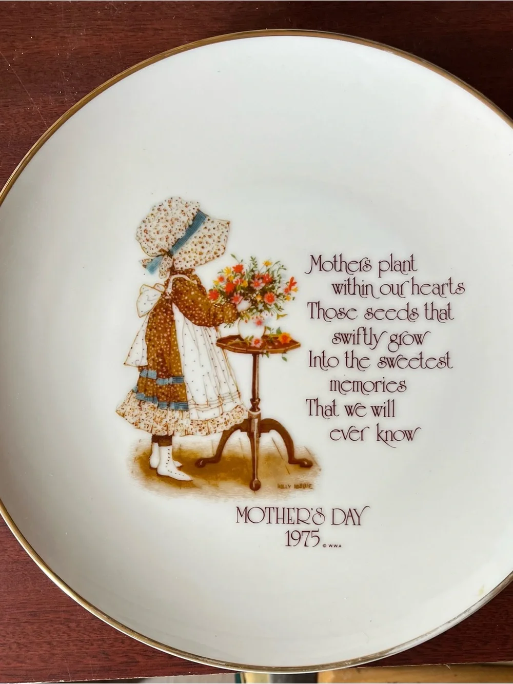 Mother's Day 1975 Decorative Plate - Vintage Floral Illustration, White & Gold